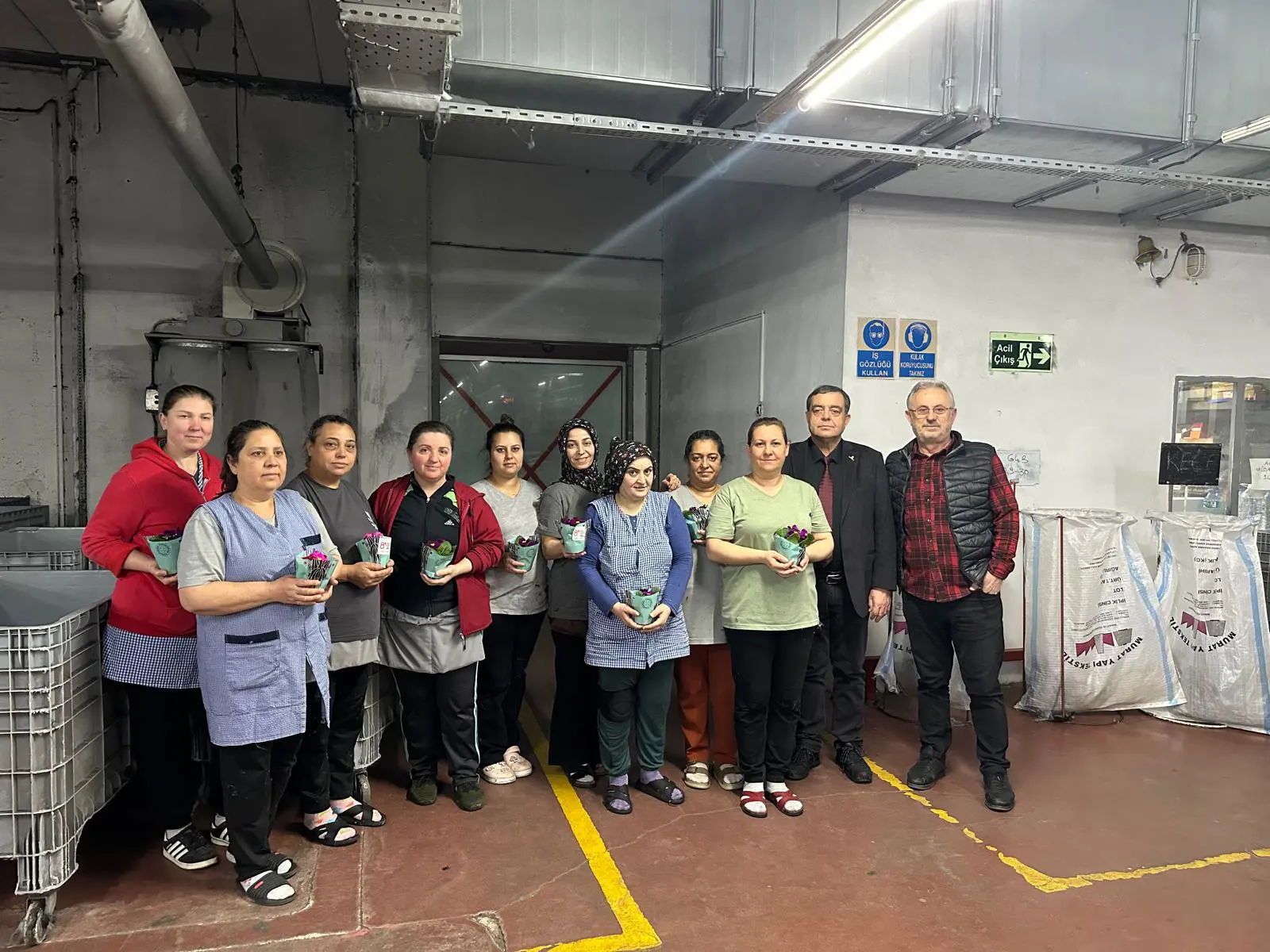 BAŞKAN GENCAN’A SEVGİ SELİ: FABRİKALARDA KADIN DAYANIŞMASI galeri görseli